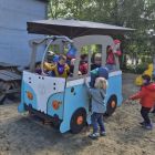 Op zwier met de bus: schoolreis H. Malter - toneelvoorstelling 'Morgen is 1 keer slapen'
