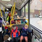 Op zwier met de bus: schoolreis H. Malter - toneelvoorstelling 'Morgen is 1 keer slapen'
