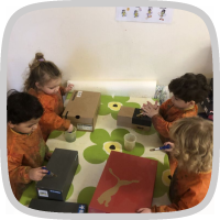 Dozen groot en klein, spelen met dozen is fijn